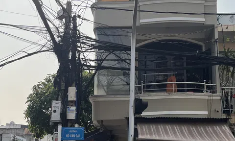 Dây điện, cáp viễn thông chằng chịt như mạng nhện khắp phố phường Biên Hòa